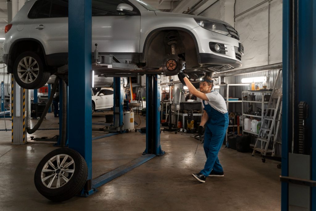 bilværksted, autoværksted, værskted, bilmekaniker, mekaniker, automekaniker, bilreparation, bremseskift