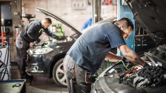 bilværksted, autoværksted, værskted, bilmekaniker, mekaniker, automekaniker, bilreparation
